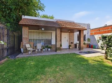 Casa · 114m² · 5 Ambientes · 1 Cochera · Casa 5 Ambientes en Venta en Burzaco con Jardín