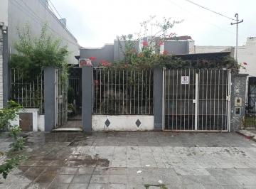 Casa · 160m² · 7 Ambientes · 1 Cochera · Venta Casa + 2 Departamentos Sarandi.