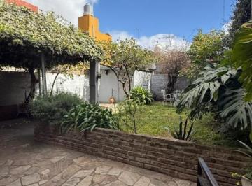 Casa · 145m² · 5 Ambientes · 1 Cochera · Venta - Casa 5 Ambientes en Caseros con Local, Garage, Patio y Parrilla