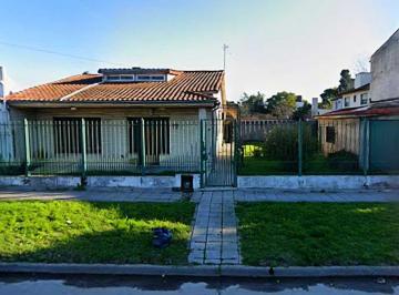 Casa · 146m² · 5 Ambientes · 2 Cocheras · Casa 5 Ambientes Venta Claypole con Fondo Verde