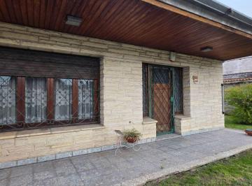 Casa · 146m² · 5 Ambientes · 2 Cocheras · Casa 5 Ambientes Venta Claypole con Fondo Verde