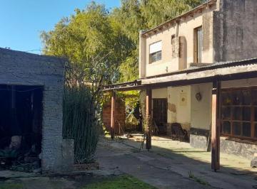 Casa · 174m² · 4 Ambientes · 2 Cocheras · Casa 2 Dormitorio en Venta en Berisso a Reciclar