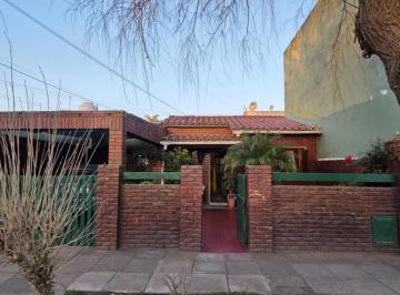 Quinta vacacional · 50m² · 3 Ambientes · 1 Cochera · Oportunidad Para Residencia Permanente Chalet Pasos de Av del Libertador! 🏡✨