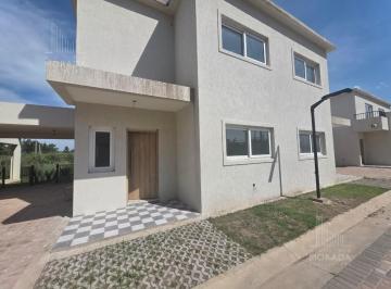 Casa · 98m² · 4 Ambientes · 2 Cocheras · Alquiler Casa de 4 Ambientes en Chic Village Pilar