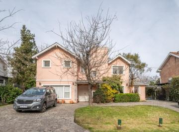 Casa · 200m² · 6 Ambientes · 4 Cocheras · Casa en Venta 8 Ambientes Barrio Cerrado Lomas de Benavidez
