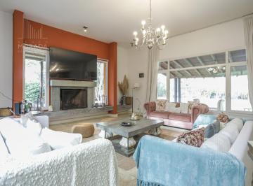 Casa · 441m² · 8 Ambientes · 4 Cocheras · Casa Venta Barrio Guido Pilar
