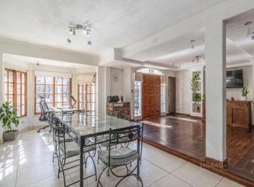 Casa · 260m² · 5 Ambientes · 1 Cochera · Venta Casa en Ituzaingó 5 Ambientes, Jardín y Pileta Apta Credito