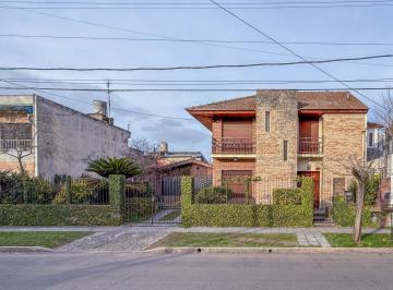 Casa · 190m² · 4 Ambientes · 3 Cocheras · Alquiler de Casa 3 Dorm. con Patio y Quincho en Burzaco
