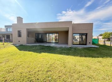 Casa · 159m² · 4 Ambientes · 6 Cocheras · Casa en Alquiler en Una Planta Sobre Lote Central en Santo Tomas