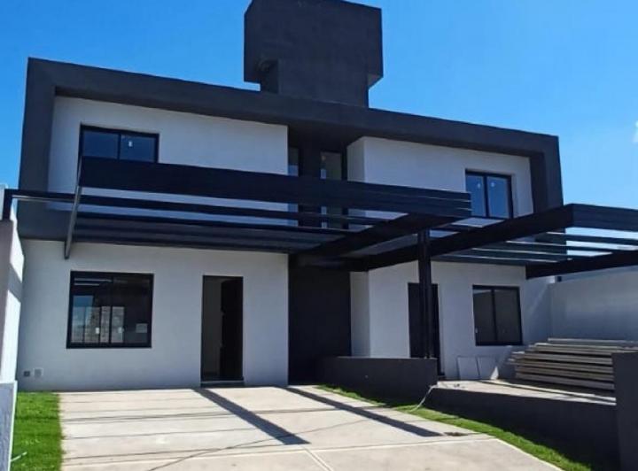 Casa · 140m² · 9 Ambientes · 2 Cocheras