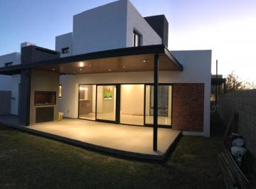 Casa · 150m² · 4 Ambientes · 2 Cocheras · Casa en Venta Comarca de de Allende Suite en Planta Baja Patio y Pileta