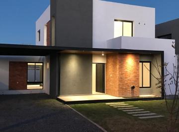 Casa · 150m² · 4 Ambientes · 2 Cocheras · Casa en Venta Comarca de de Allende Suite en Planta Baja Patio y Pileta