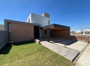 Casa · 189m² · 5 Ambientes · 2 Cocheras · Rincones de Manantiales Casa en Venta Cuatro Dorm. - Pileta