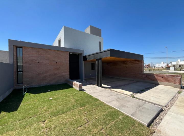 Casa · 189m² · 5 Ambientes · 2 Cocheras