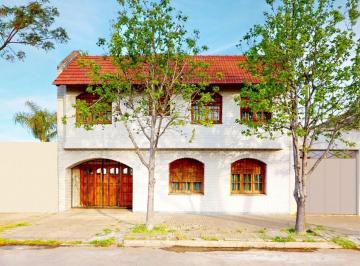 Casa · 220m² · 6 Ambientes · 2 Cocheras · Casa 3 Dorm. Quincho y Pileta en Barrio La Loma