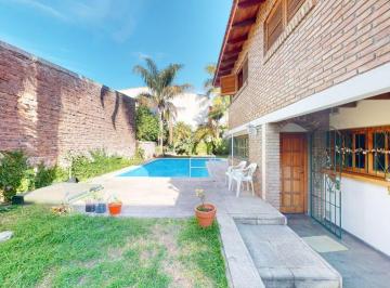 Casa · 220m² · 6 Ambientes · 2 Cocheras · Casa 3 Dorm. Quincho y Pileta en Barrio La Loma