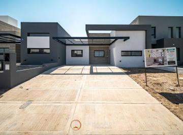 Casa · 148m² · 4 Ambientes · 2 Cocheras · Docta Casa en Venta Una Planta Tres Dorm. 250 m² de Terreno