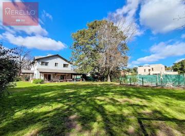 Casa · 300m² · 9 Ambientes · 2 Cocheras · Casa con Pileta y Gran Jardin, Alquiler Temporario