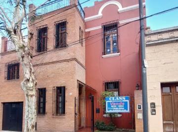 Casa · 174m² · 5 Ambientes · 1 Cochera · Casa Ex Municipal en Venta en Flores | 5 Ambientes con Patio, Parrilla, Cochera y Terrazas