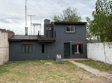 Casa · 100m² · 5 Ambientes · 2 Cocheras · Casa en Venta o Alquiler con 2 Locales en La Reja 234 m²
