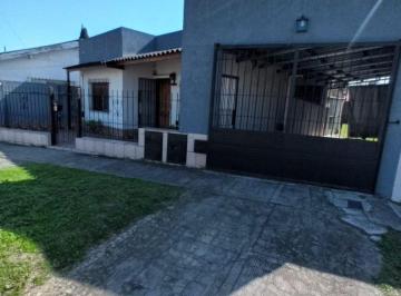 Casa de 3 ambientes, La Matanza · Chalet 3 Ambientes con Fondo Parquizado - Cochera Pasante - a 400 m de Capital Federal