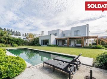 Casa · 412m² · 6 Ambientes · 5 Cocheras · Casa en Venta, Barrio Albanueva, Lote en Esquina, Retasado, Imperdible