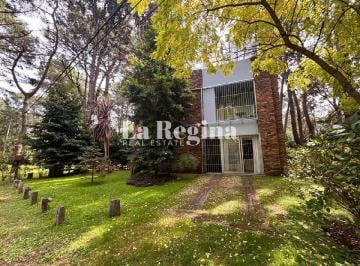 Casa · 280m² · 6 Ambientes · 2 Cocheras · Casa en Costa del Este 4 Dorm.