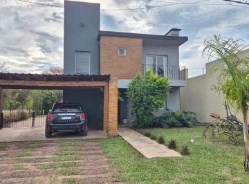 Casa · 228m² · 5 Dormitorios · 2 Cocheras · Hermosa Casa de 4 Dorm. Contigua a Plaza en B° San Diego
