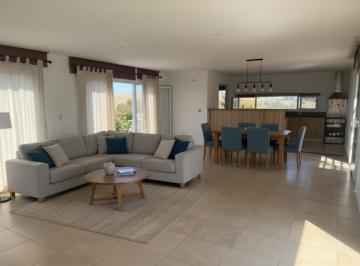 Casa · 155m² · 4 Ambientes · 2 Cocheras · Casa 4 Ambientes en Barrio Cerrado. Country Valle Escondido en Tandil