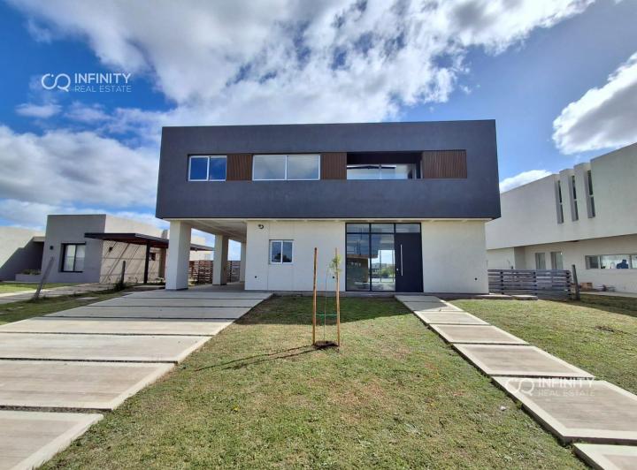Casa · 219m² · 7 Ambientes