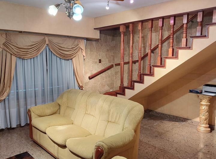 Casa · 220m² · 5 Ambientes · 3 Cocheras