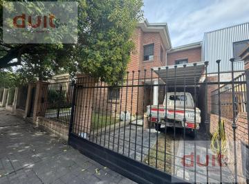 Casa · 220m² · 7 Ambientes · 1 Cochera · Hermosa Casa en Barrio Jardin!