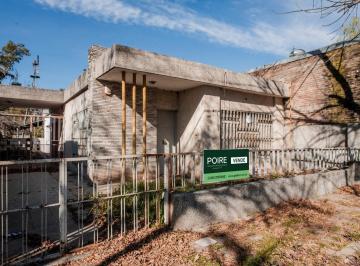 Casa · 94m² · 6 Ambientes · Casa con Importante Terreno. Salida a 2 Calles. Doble Frente