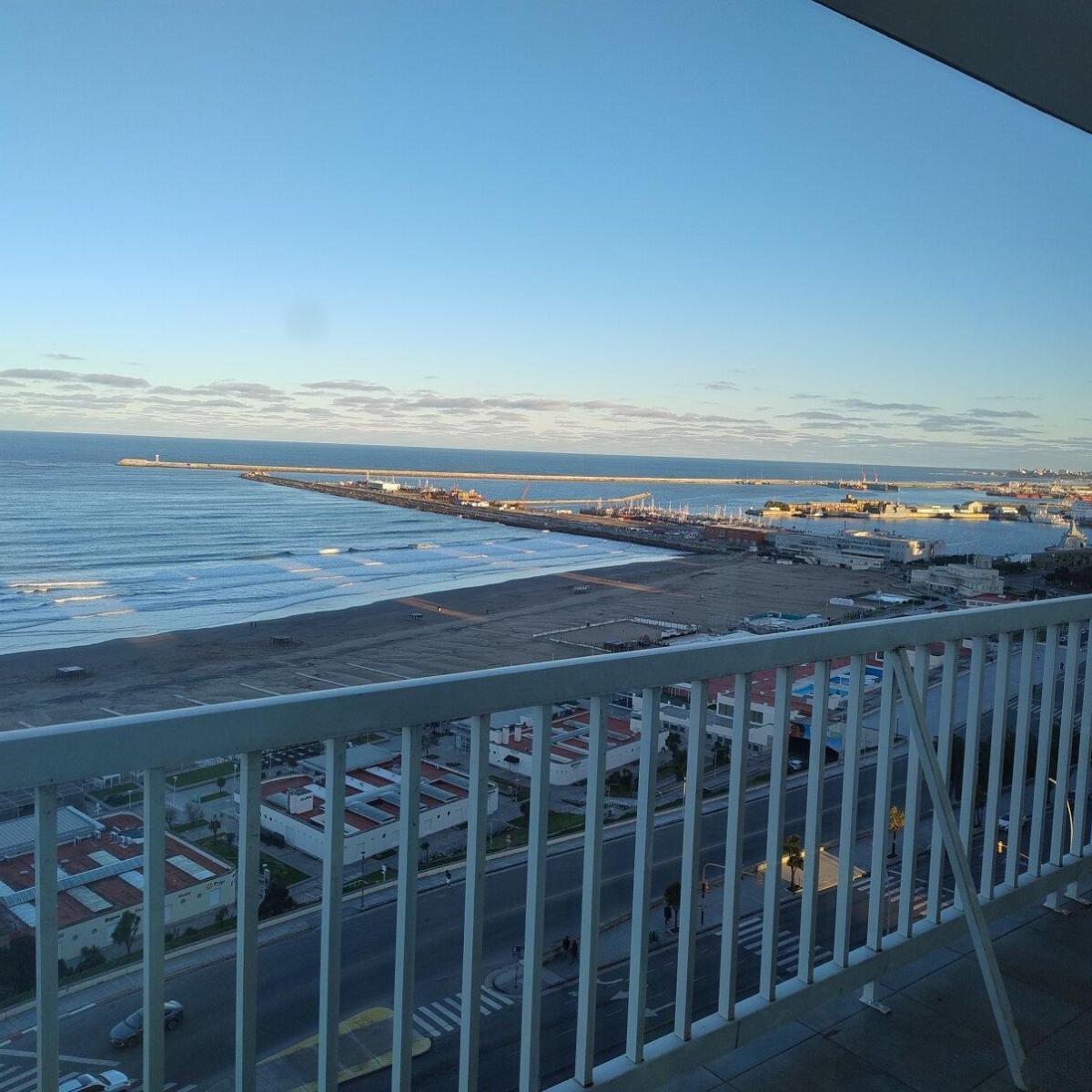 Alquiler departamento 3 ambientes con balcón y cochera en Playa Grande