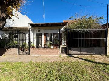 Casa · 114m² · 4 Ambientes · 1 Cochera · Venta Casa 4 Amb con Cochera, Jardin y Parrilla