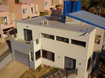 Casa · 285m² · 6 Ambientes · 1 Cochera · Venta Casa 3 Dorm Pileta Quincho Pqe Rio Ceballos