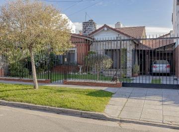 Casa · 236m² · 4 Ambientes · 3 Cocheras · Venta Casa C/ Piscina Jardin Quincho en Hurlingham
