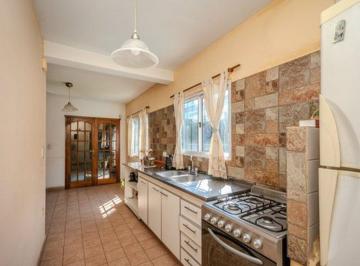 Casa · 135m² · 4 Ambientes · 2 Cocheras · Venta Casa 4 Ambientes con Jardin y Pileta