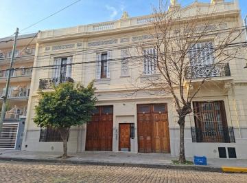 PH · 126m² · 4 Ambientes · PH con Patio a La Venta en Parque Patricios!