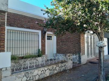 Casa · 121m² · 7 Ambientes · 1 Cochera · Venta Casa, 2 Dorm., Barrio Iturraspe!