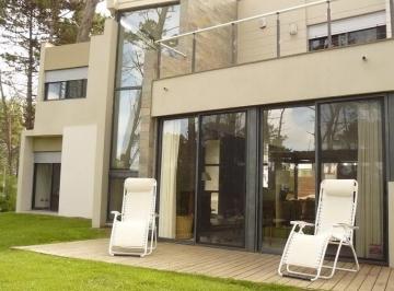Casa · 420m² · 3 Dormitorios · 2021