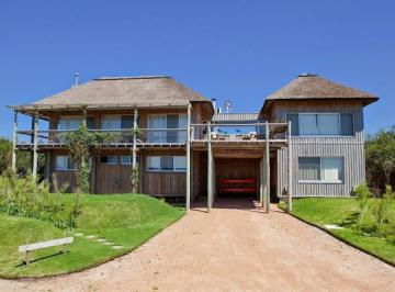 Casa · 220m² · 4 Dormitorios · 1 Cochera · José Ignacio Alquiler Casa 72 - Tm4993