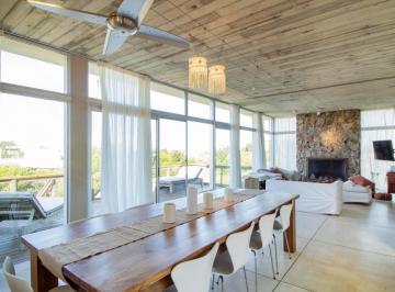 Casa · 200m² · 5 Ambientes · 1 Cochera · Casa en Alquiler en Club de Mar - Tm5729