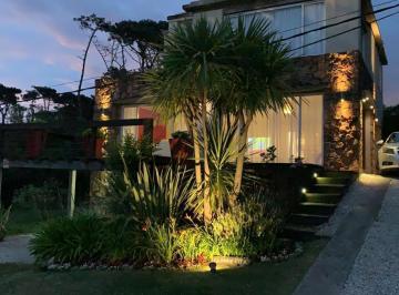 Casa · 200m² · 5 Ambientes · 2 Cocheras · La Dolce Vita Casa en La Barra en Alquiler