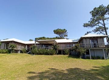 Casa · 250m² · 4 Dormitorios · 2 Cocheras · E16 Pinar del Faro