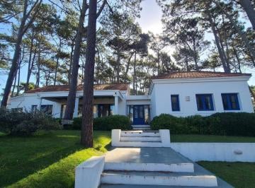 Casa · 450m² · 7 Ambientes · Casa en Laguna Blanca El Pueblito - Tm5316