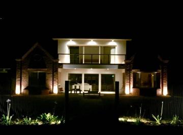 Casa · 160m² · 5 Dormitorios · 1 Cochera · Casa 2