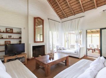 Campo · 1100ha · 10 Dormitorios · Las Casas