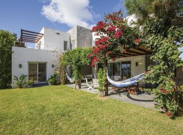 Casa · 320m² · 5 Dormitorios · 1 Cochera · Manantiales del Faro