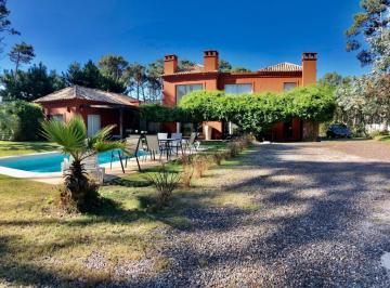 Casa · 500m² · 7 Ambientes · 1 Cochera · Casa con Pileta en Barrio Cerrado Laguna Blanca - Tm5816